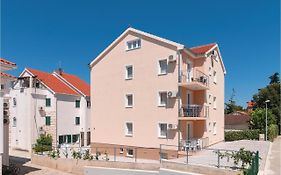 Cozy Apartment In Supetar With Kitchen