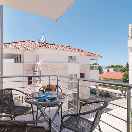 Cozy Apartment In Supetar With Kitchen Kültér fotó