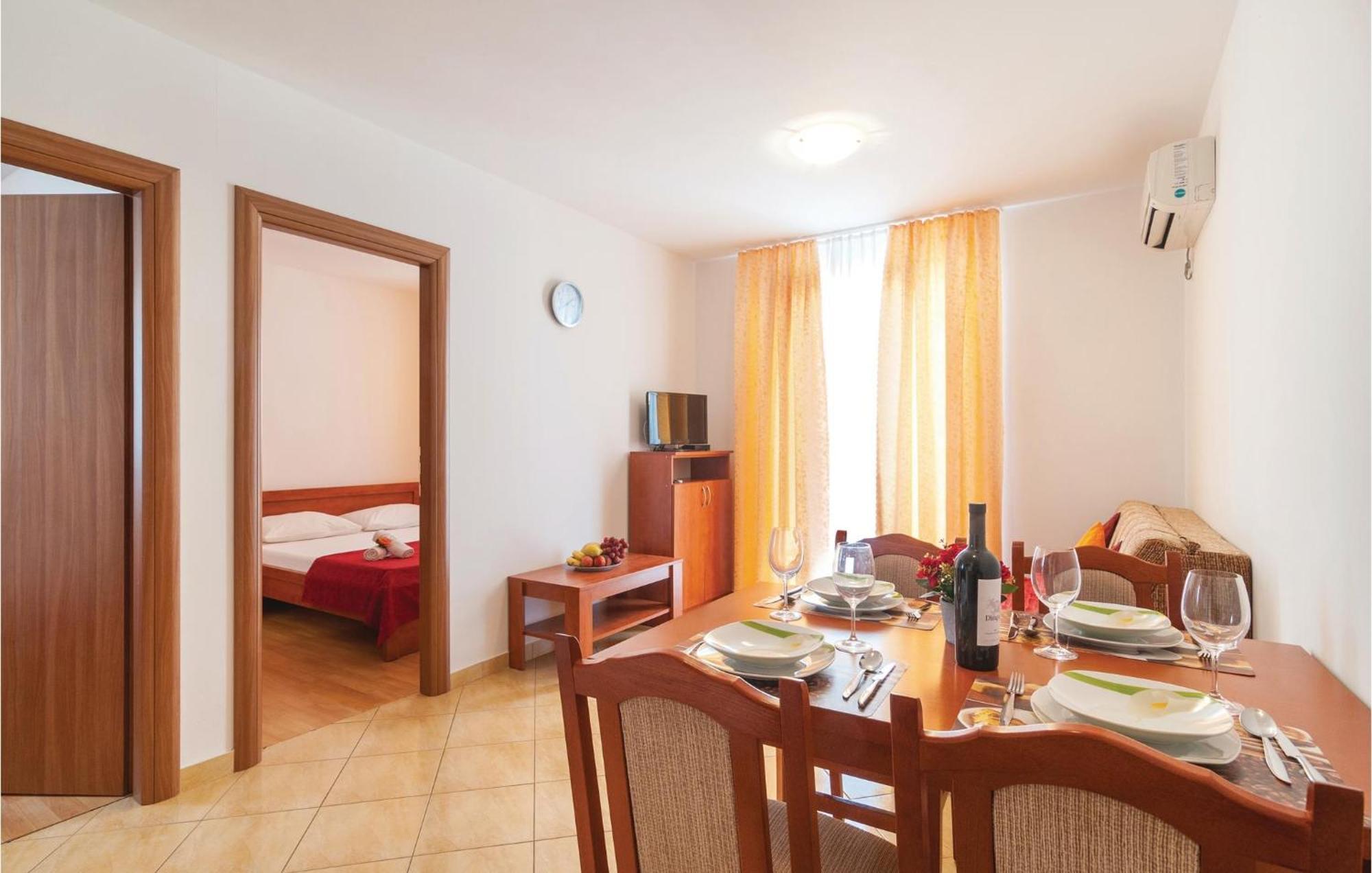 Cozy Apartment In Supetar With Kitchen Kültér fotó
