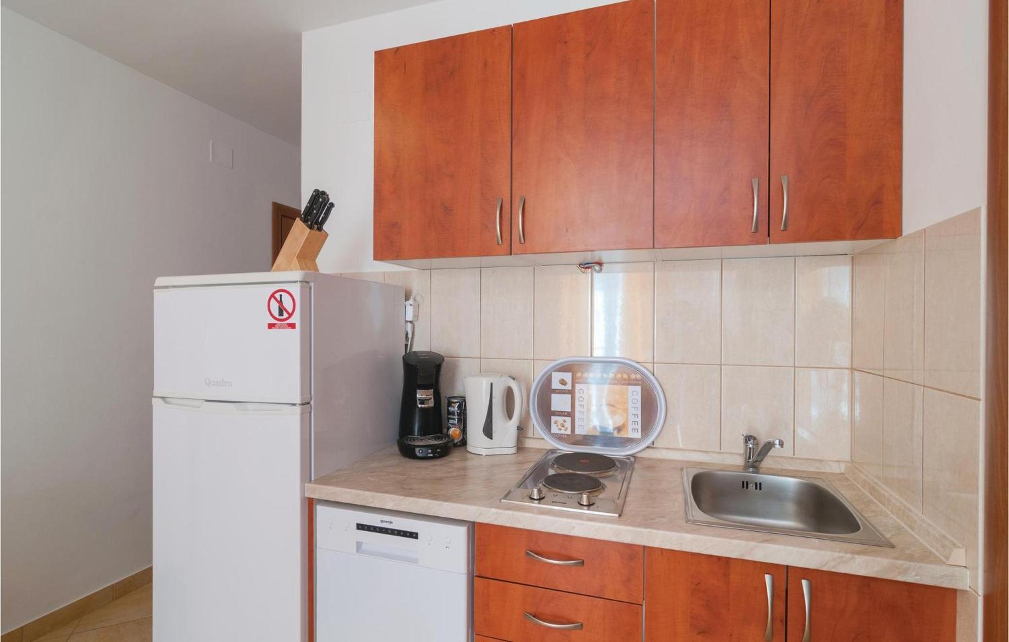 Cozy Apartment In Supetar With Kitchen Kültér fotó