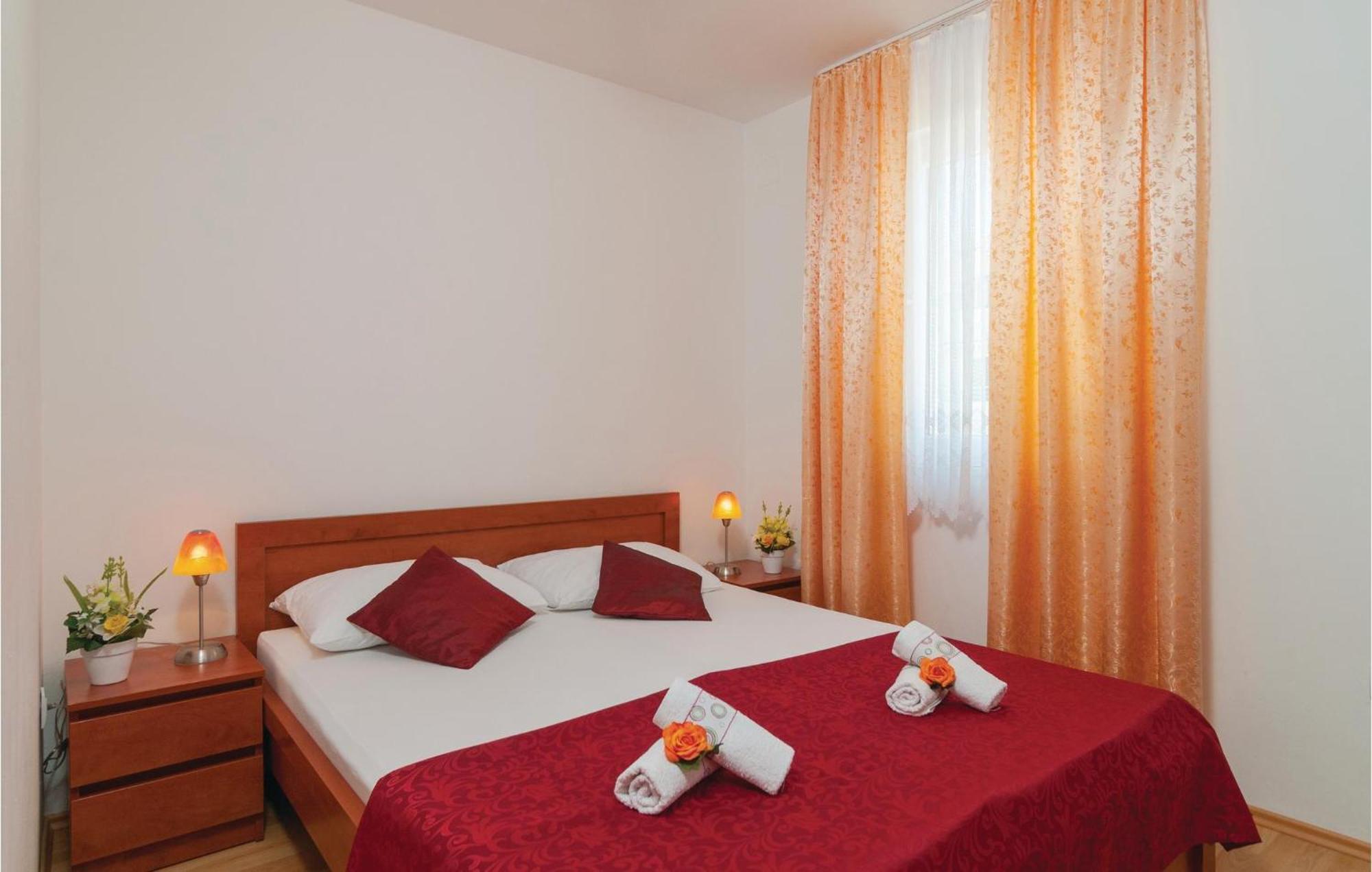 Cozy Apartment In Supetar With Kitchen Kültér fotó