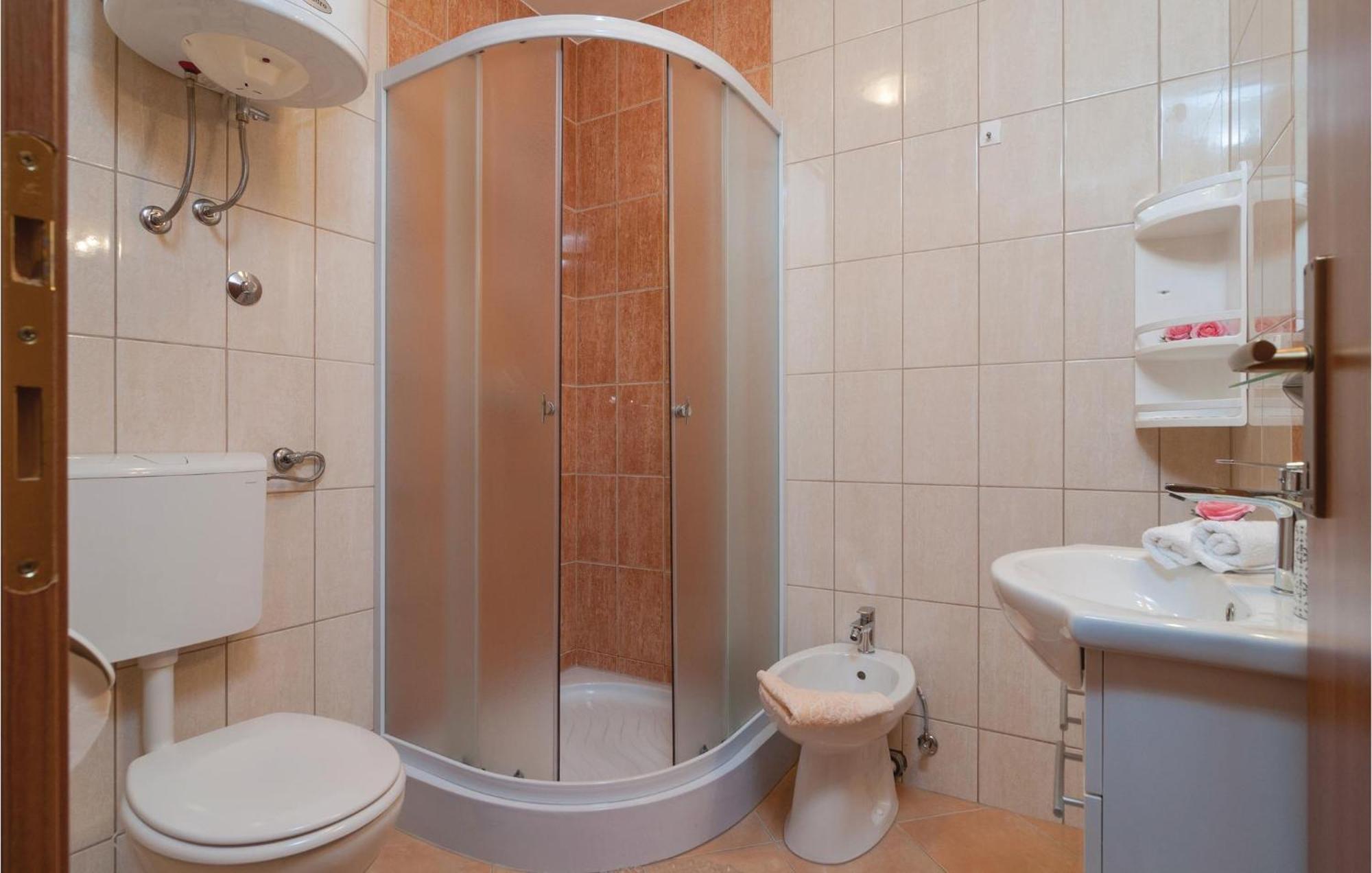 Cozy Apartment In Supetar With Kitchen Kültér fotó