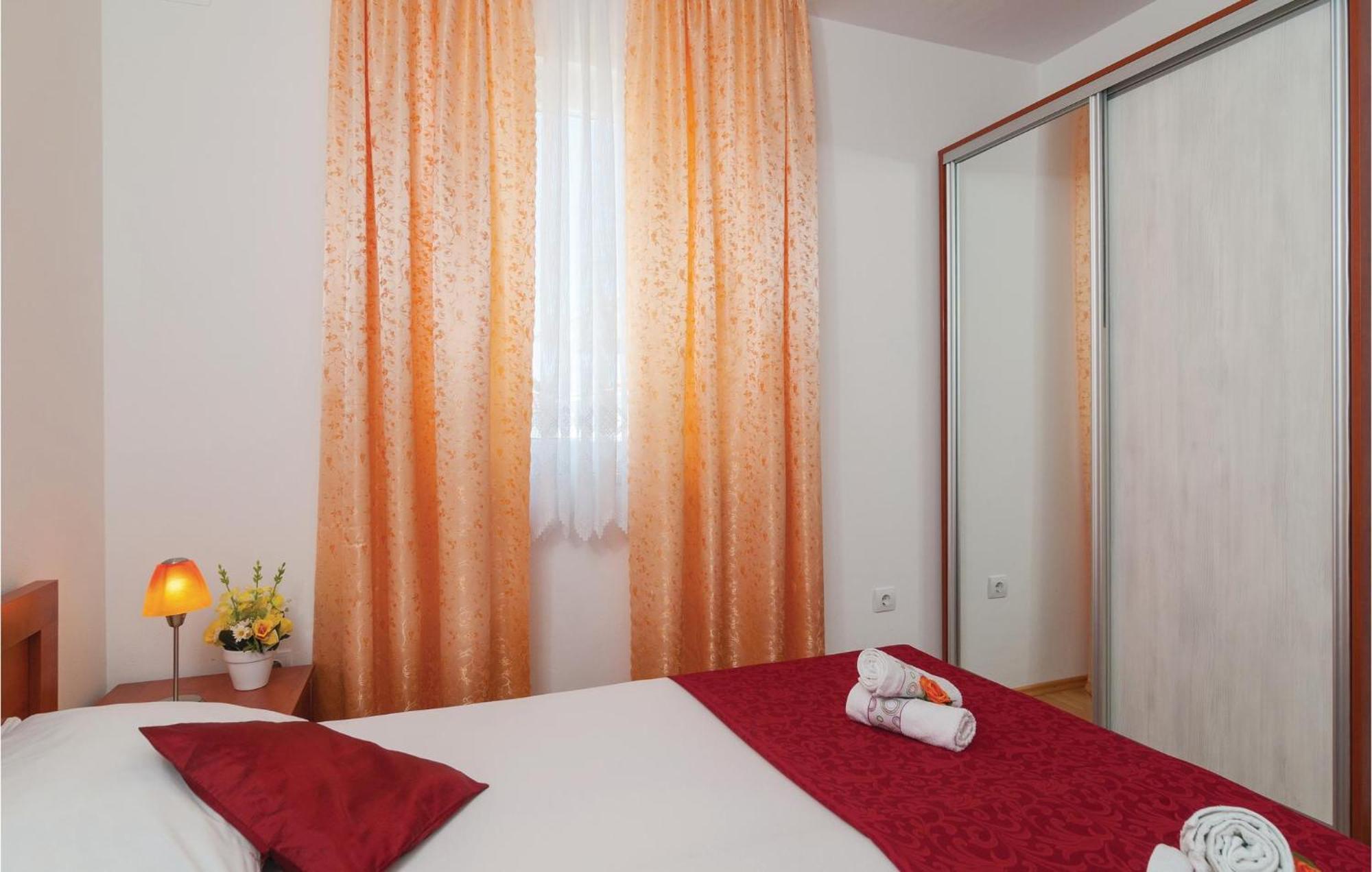 Cozy Apartment In Supetar With Kitchen Kültér fotó