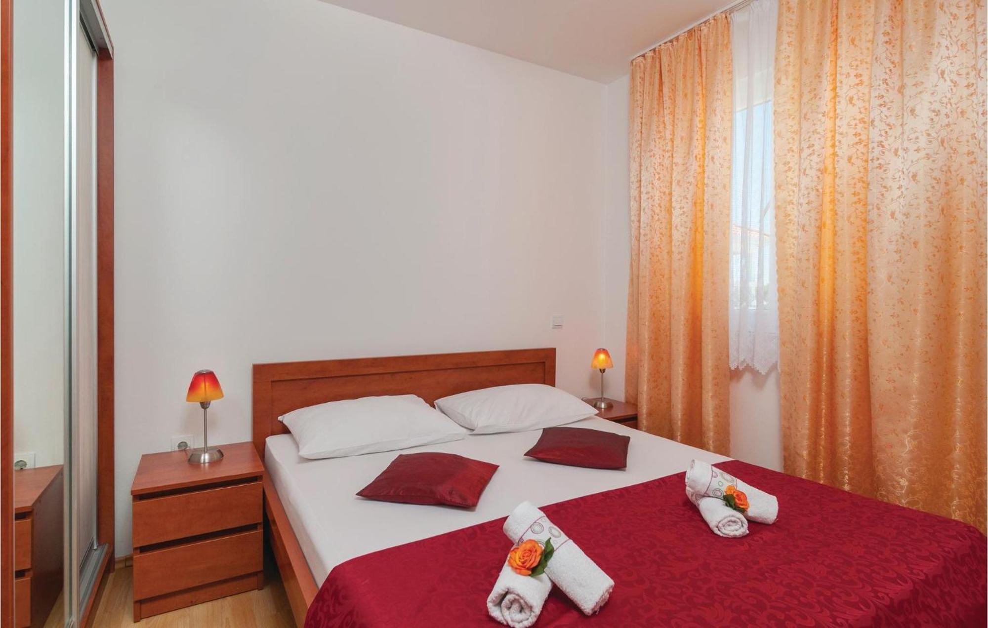 Cozy Apartment In Supetar With Kitchen Kültér fotó
