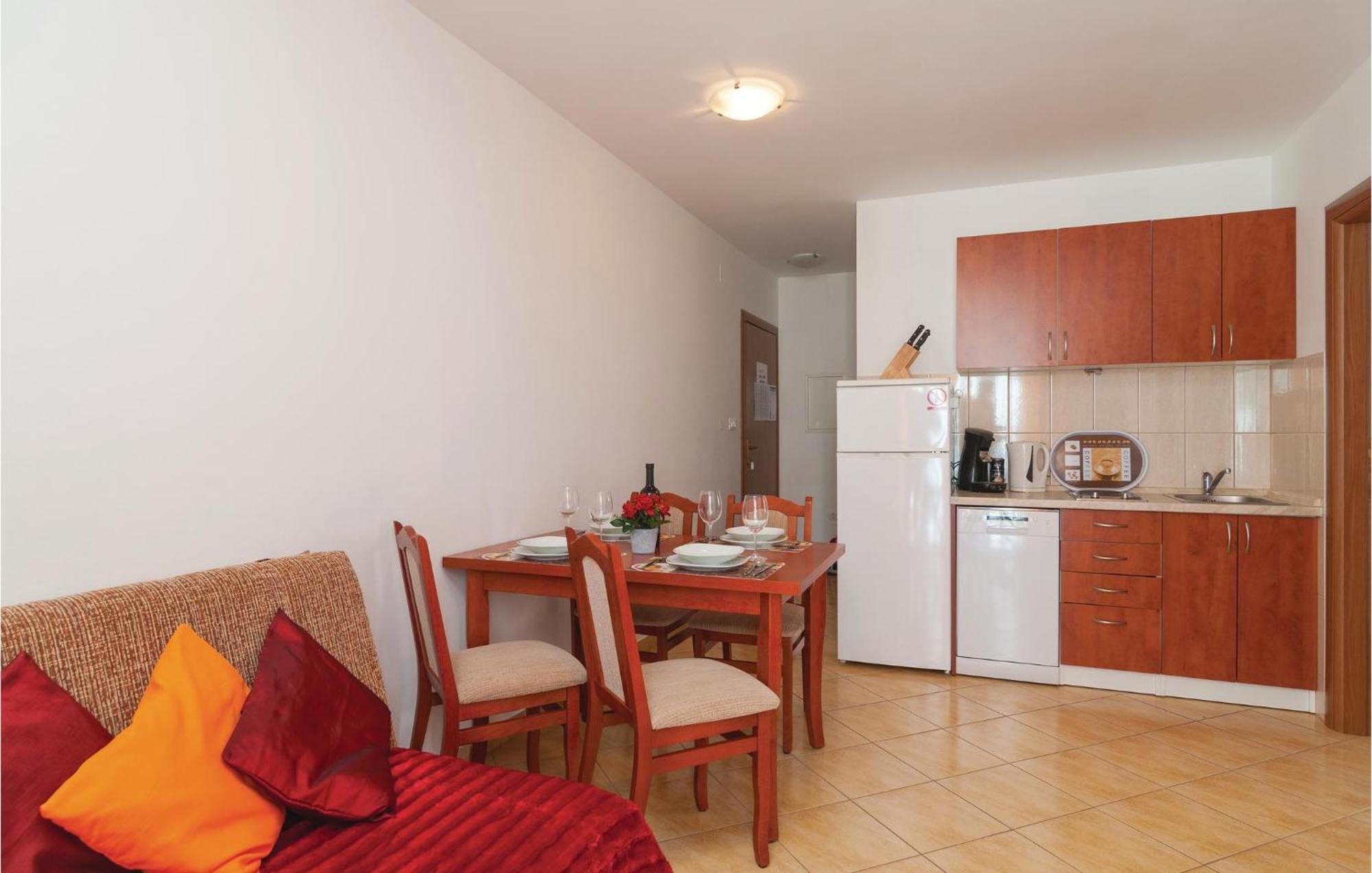 Cozy Apartment In Supetar With Kitchen Kültér fotó
