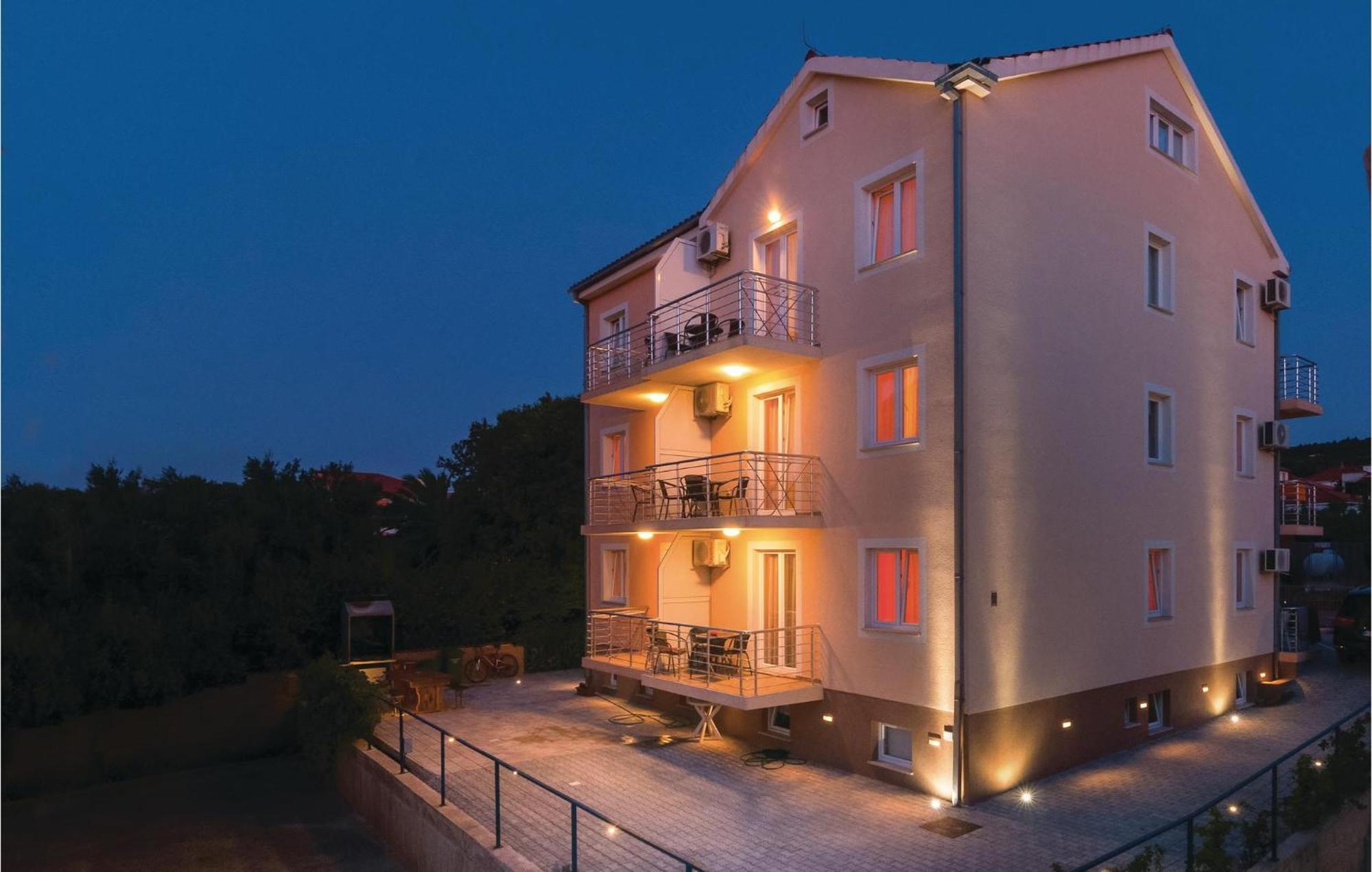Cozy Apartment In Supetar With Kitchen Kültér fotó