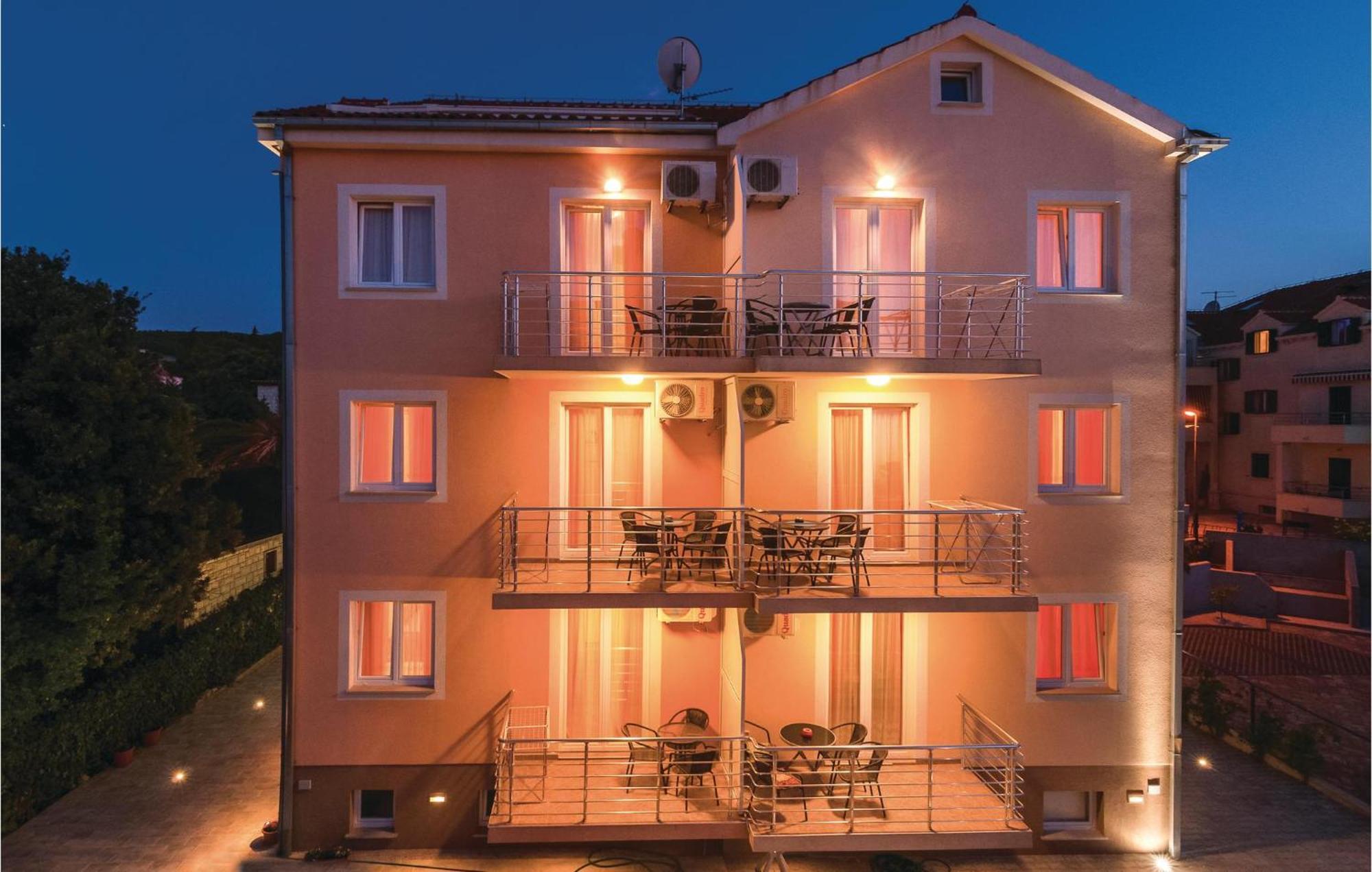 Cozy Apartment In Supetar With Kitchen Kültér fotó