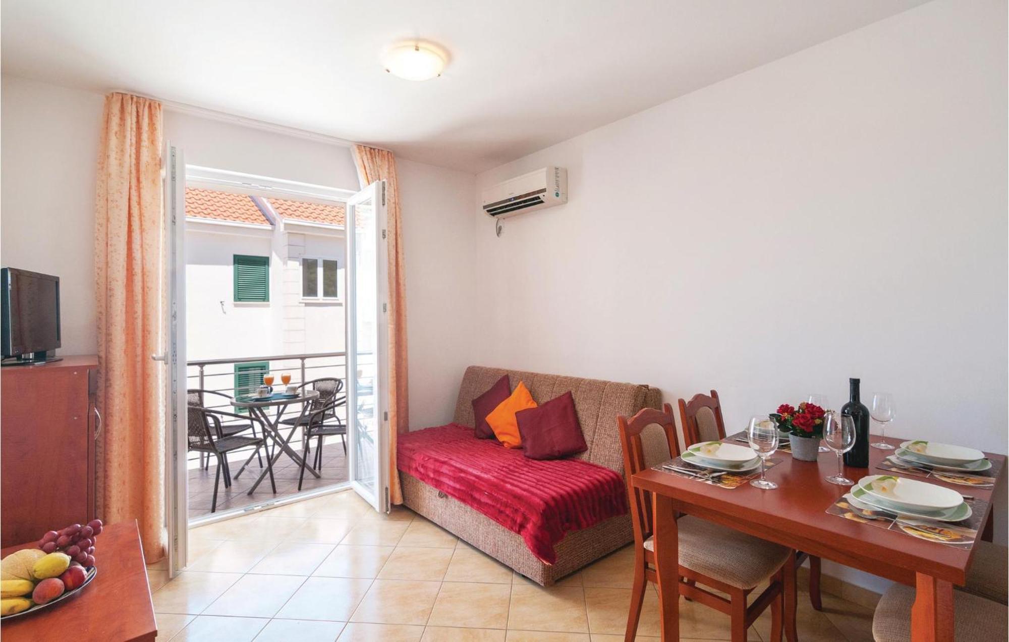 Cozy Apartment In Supetar With Kitchen Kültér fotó