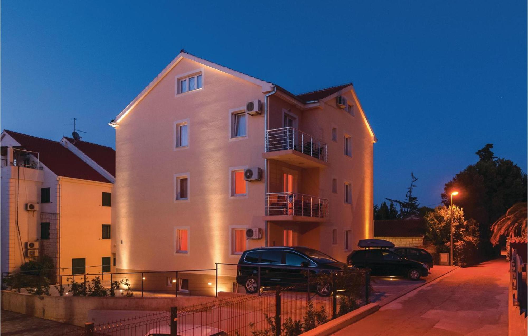 Cozy Apartment In Supetar With Kitchen Kültér fotó